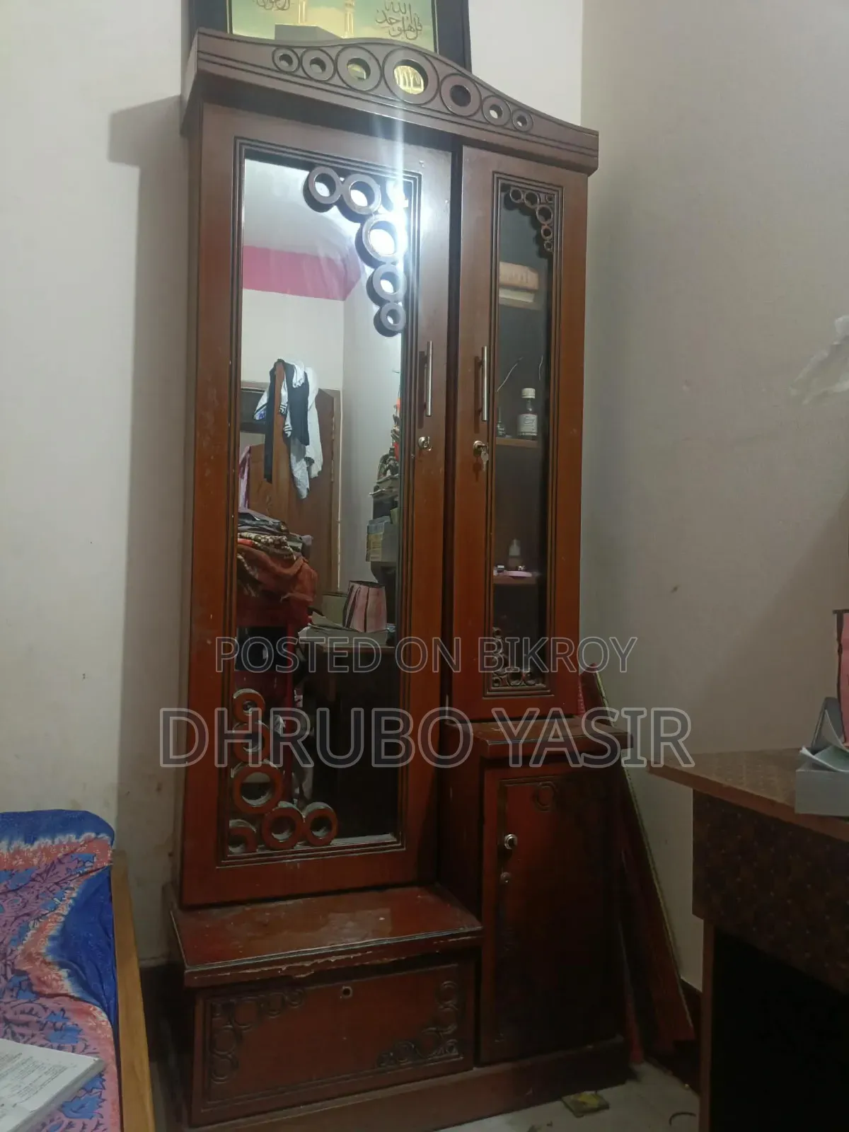 ড্রেসিং টেবিল।