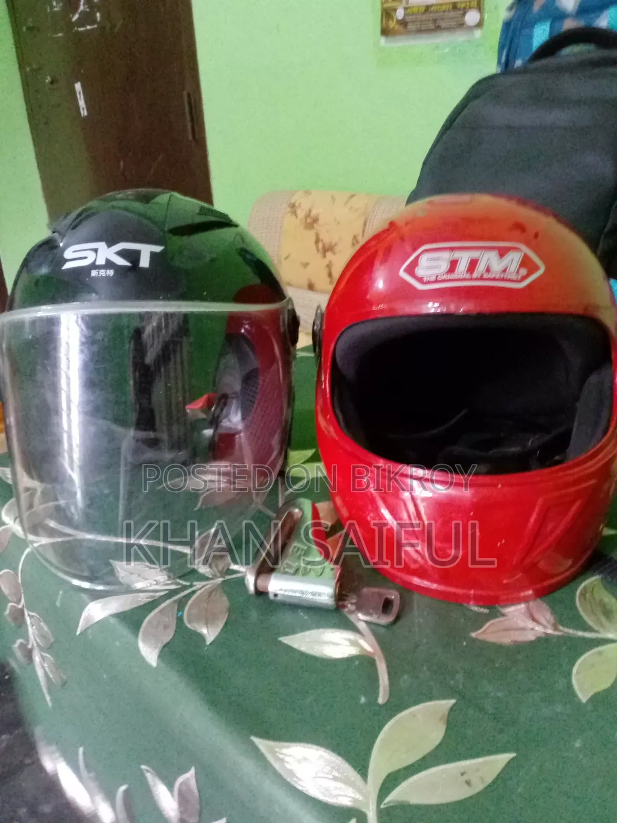 Helmet and hydraulic lock.