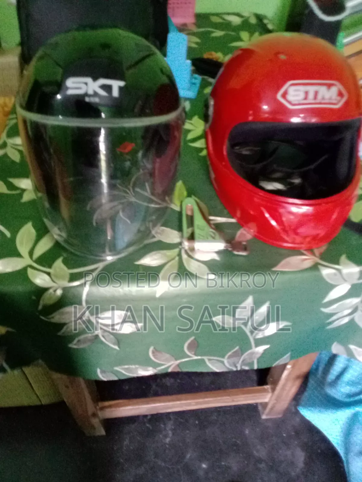 Helmet and hydraulic lock.