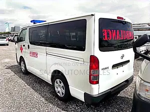 Toyota HiAce 2021 White