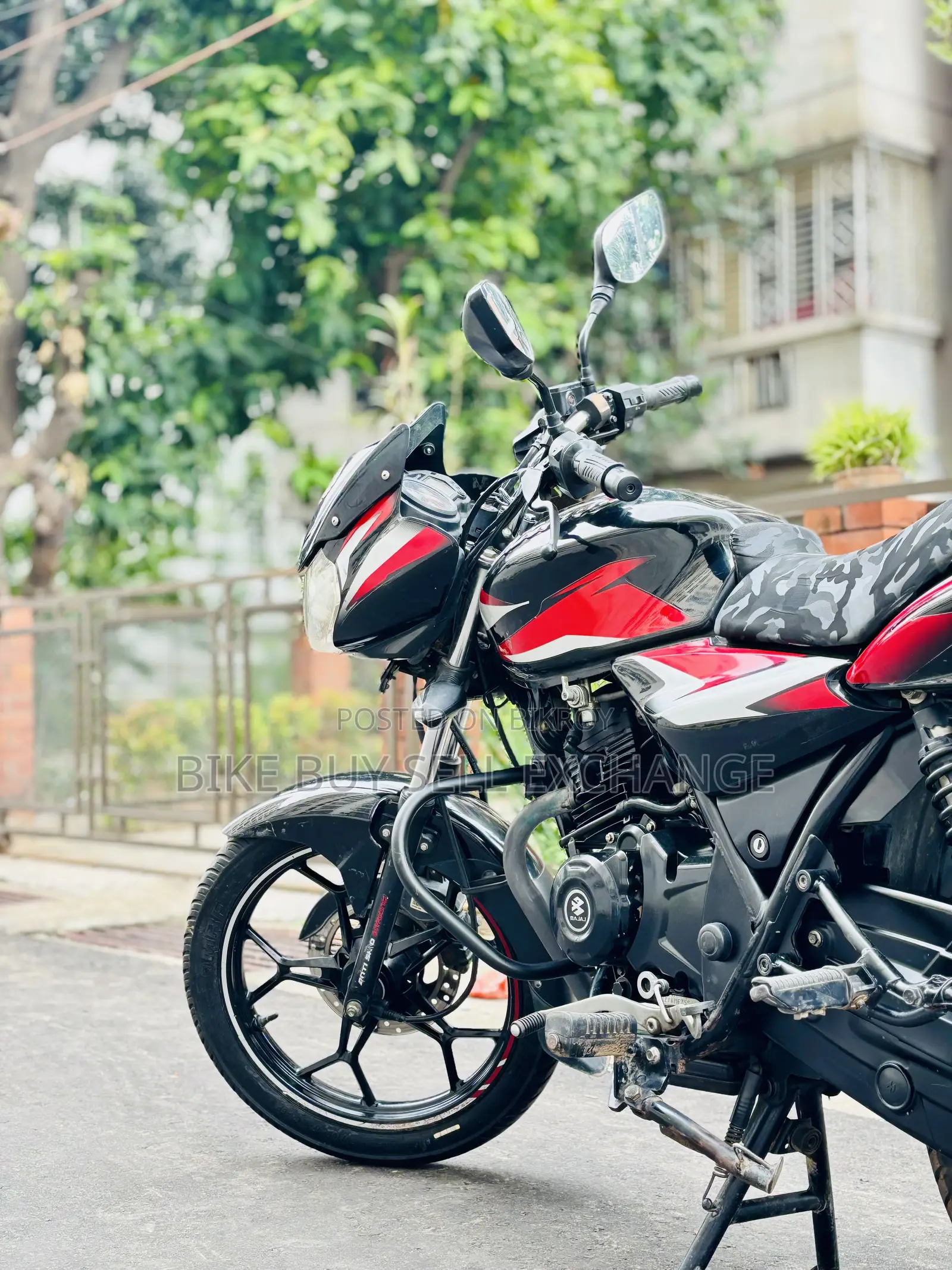 বাজাজ ডিসকভার ১২৫ ২০২৩ কালো