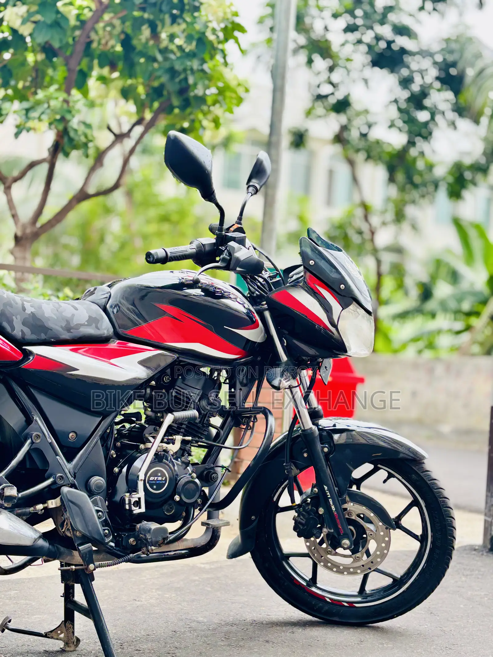 বাজাজ ডিসকভার ১২৫ ২০২৩ কালো