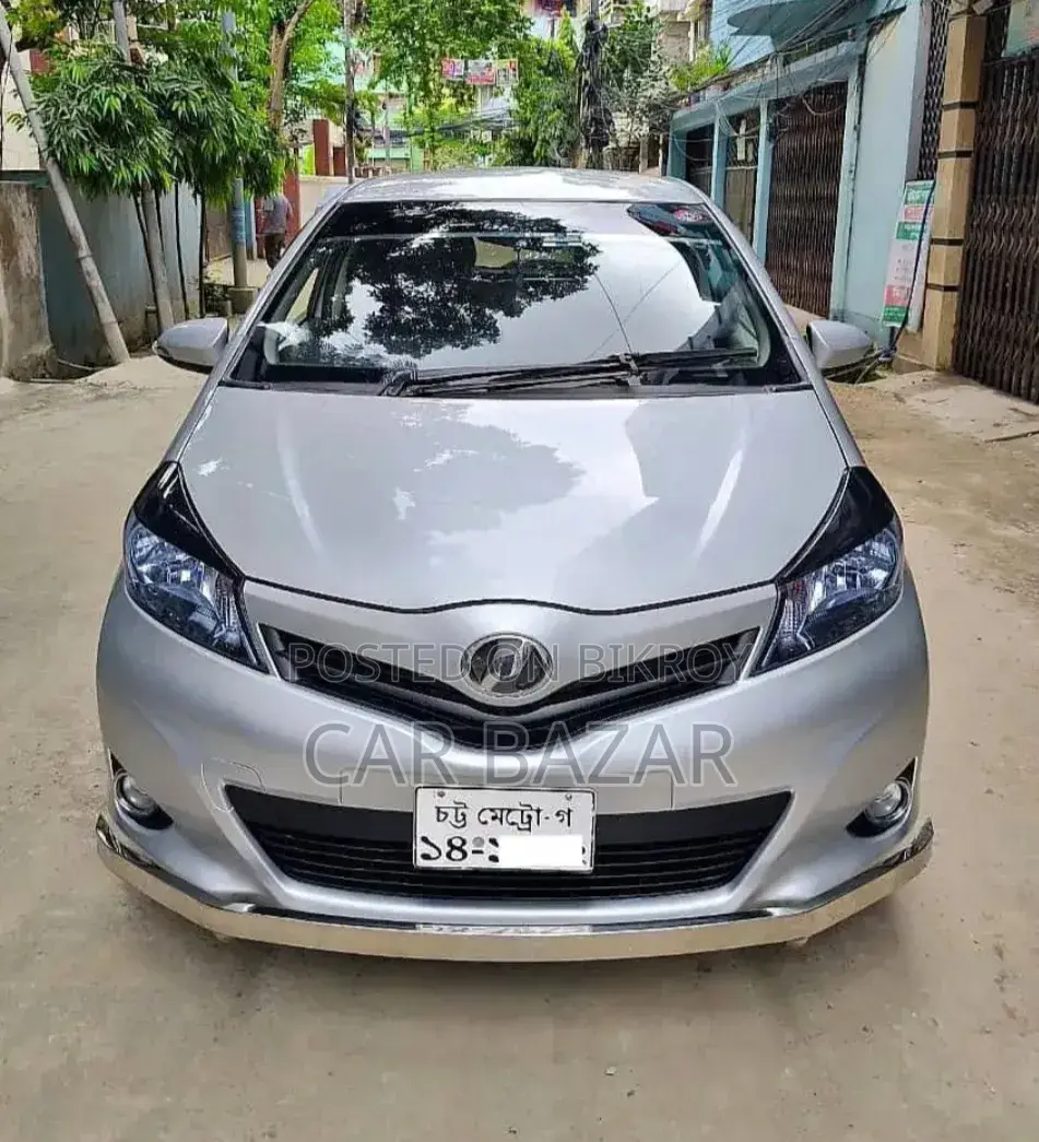 Toyota Vitz 2011 Silver