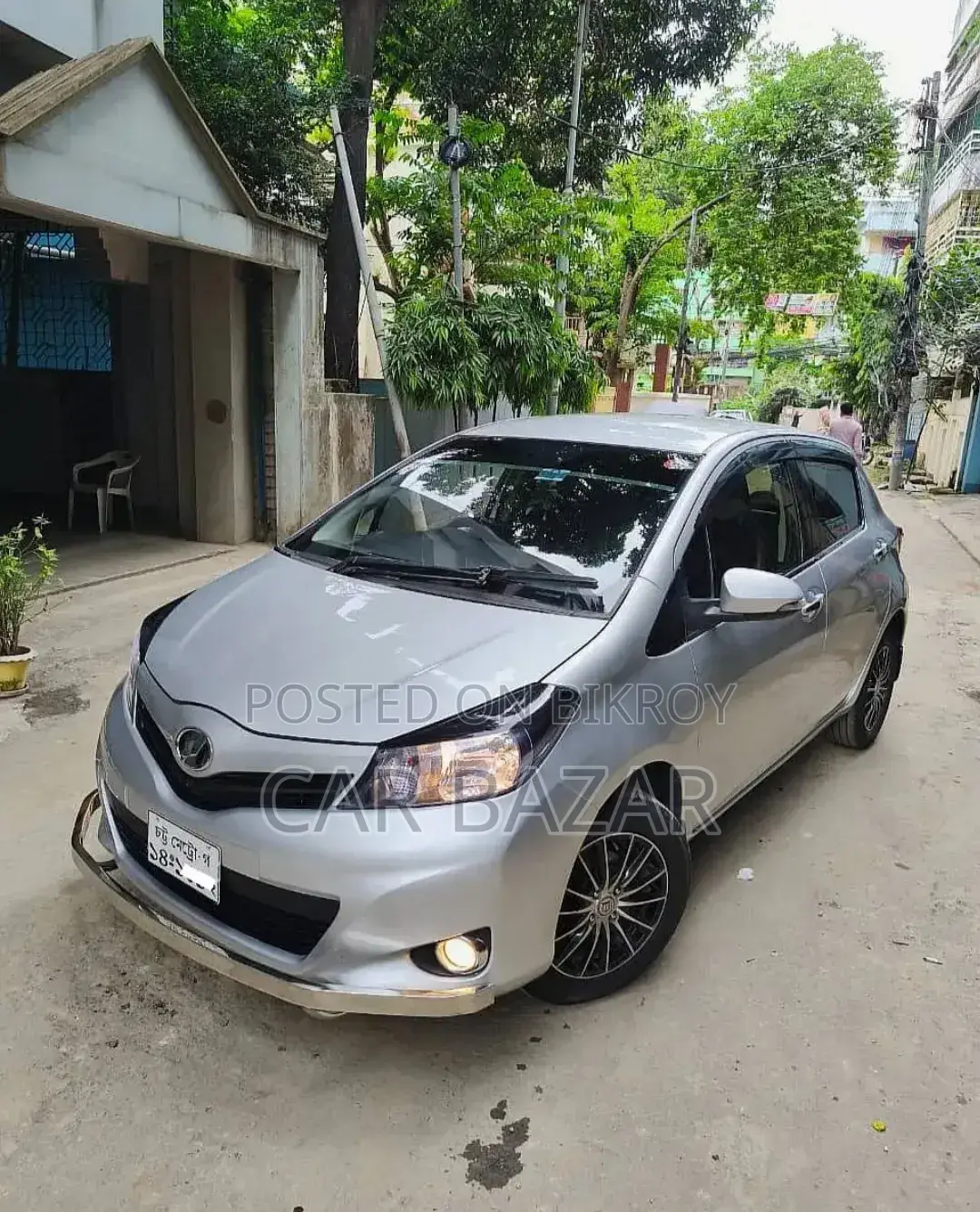 Toyota Vitz 2011 Silver
