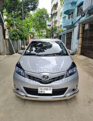 Toyota Vitz 2011 Silver