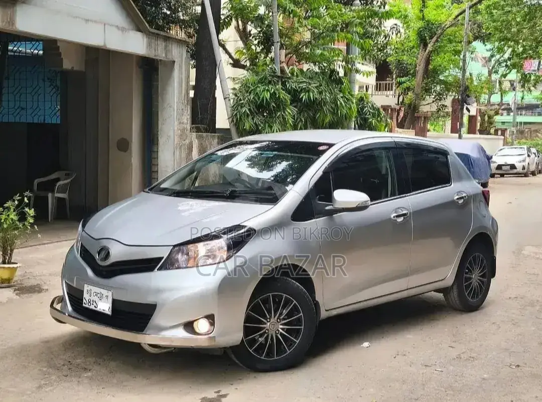 Toyota Vitz 2011 Silver