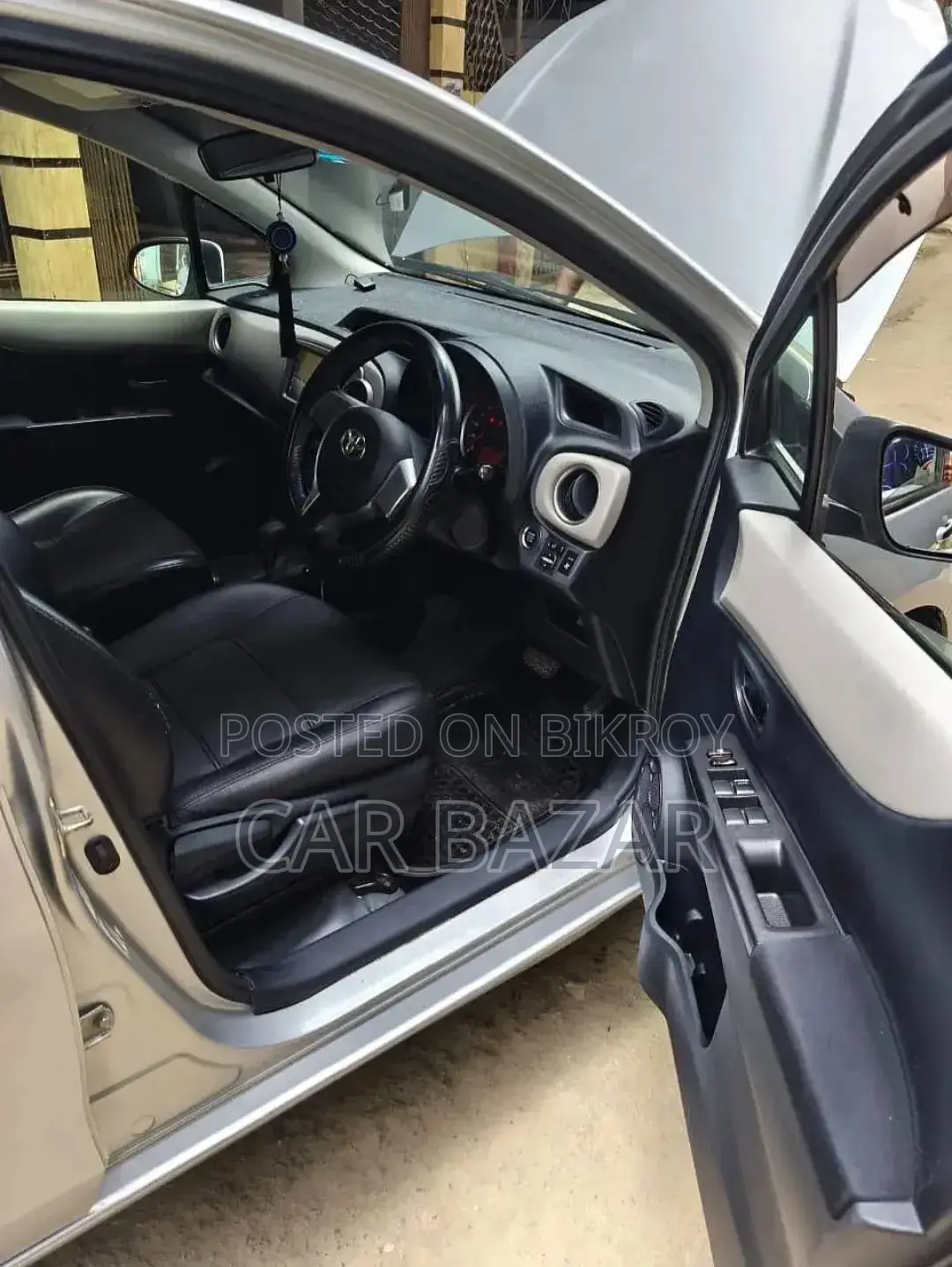 Toyota Vitz 2011 Silver