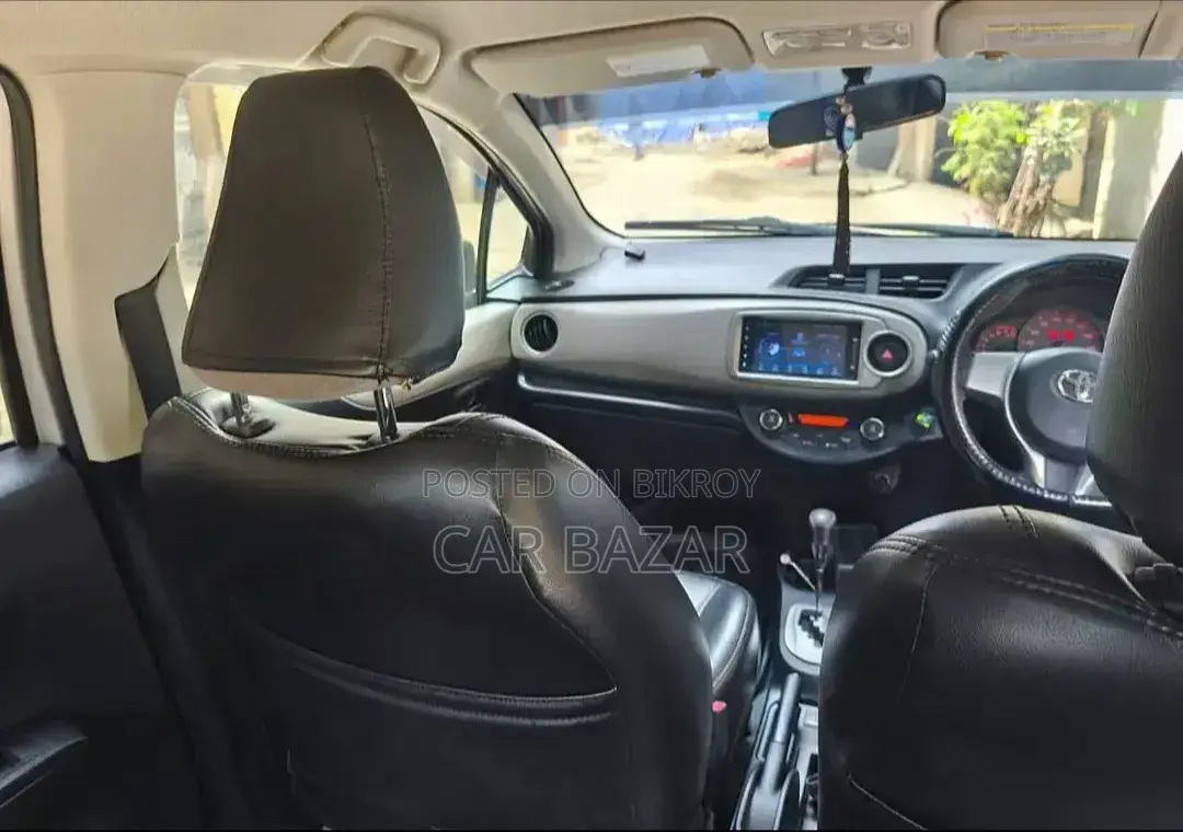 Toyota Vitz 2011 Silver