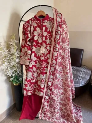 লাল রঙের ডিজিটাল প্রিন্টেড ৩ পিস ডলারের কাজ করা