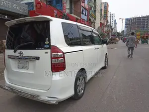 টয়োটা নোয়া ২০১৩ পার্ল