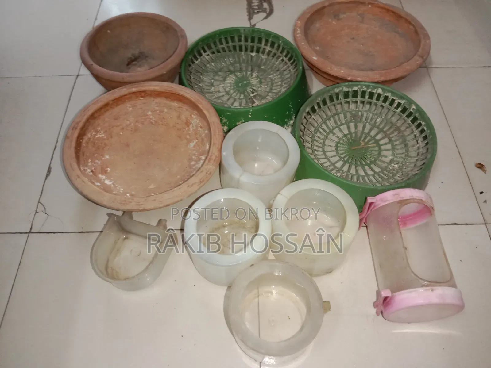 পাখির খাবার ও ডিম পাড়ার হাড়ি