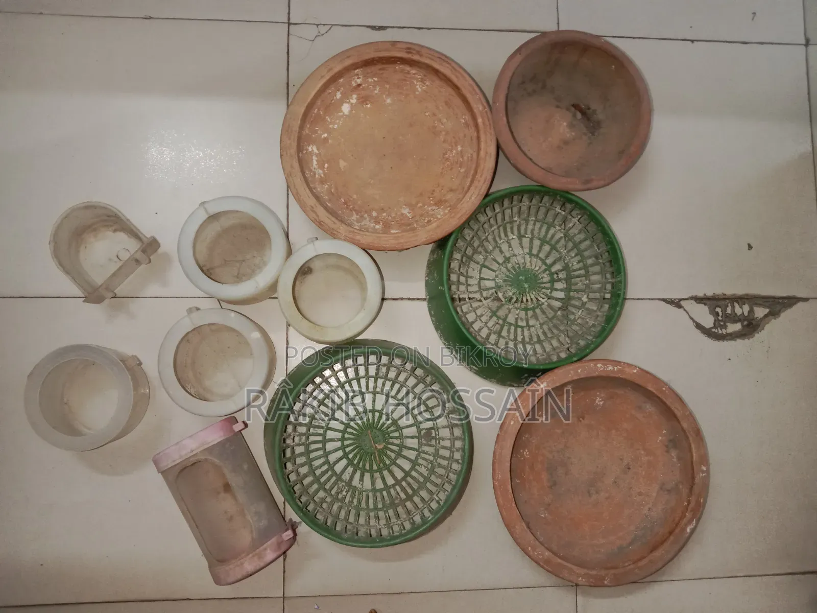 পাখির খাবার ও ডিম পাড়ার হাড়ি