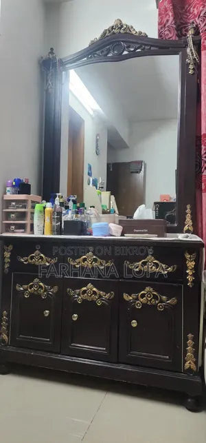 ড্রেসিং টেবিল