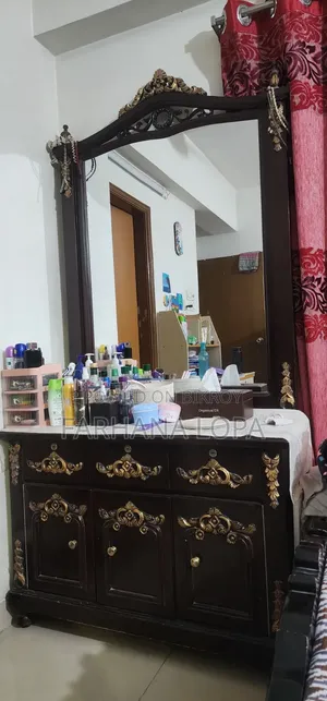 ড্রেসিং টেবিল
