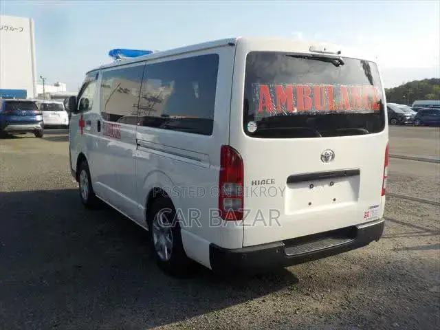 Toyota HiAce 2022 White