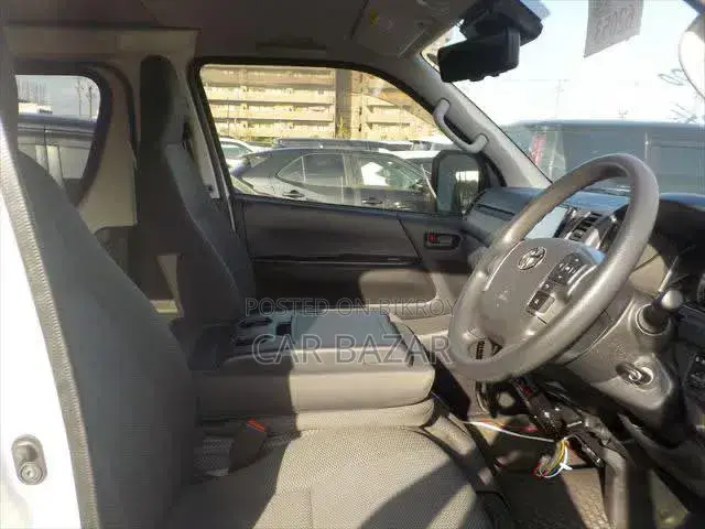 Toyota HiAce 2022 White
