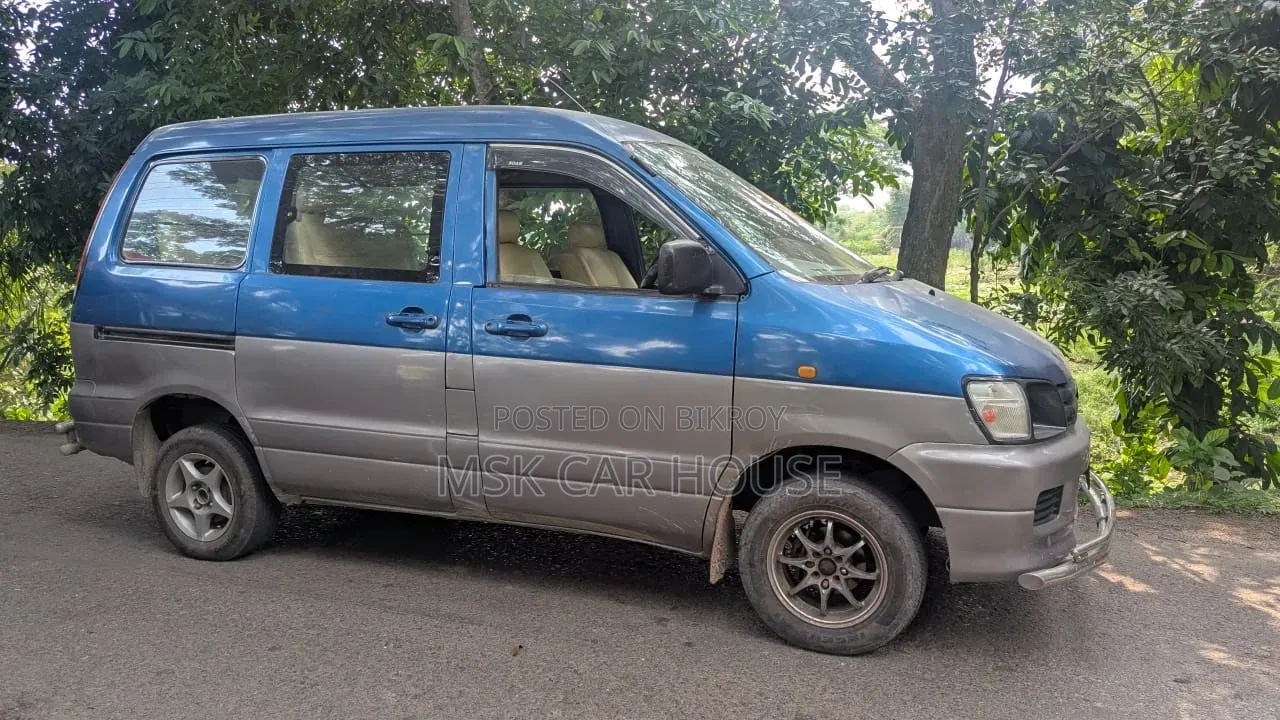 Toyota Noah 2001 Blue