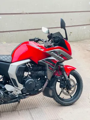 Yamaha ২০১৮ লাল
