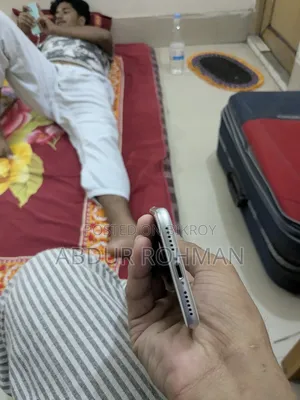 অ্যাপল আইফোন ৮ ৬৪ জিবি হোয়াইট