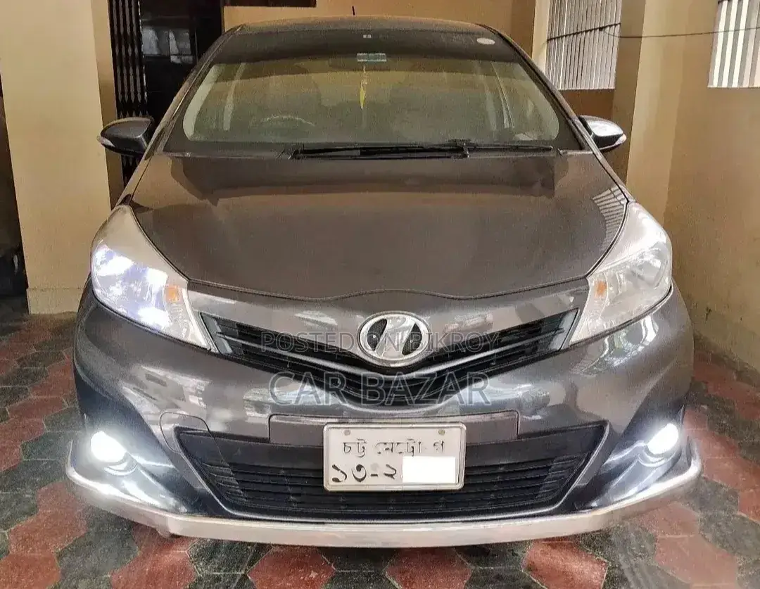 Toyota Vitz 2012 Gray