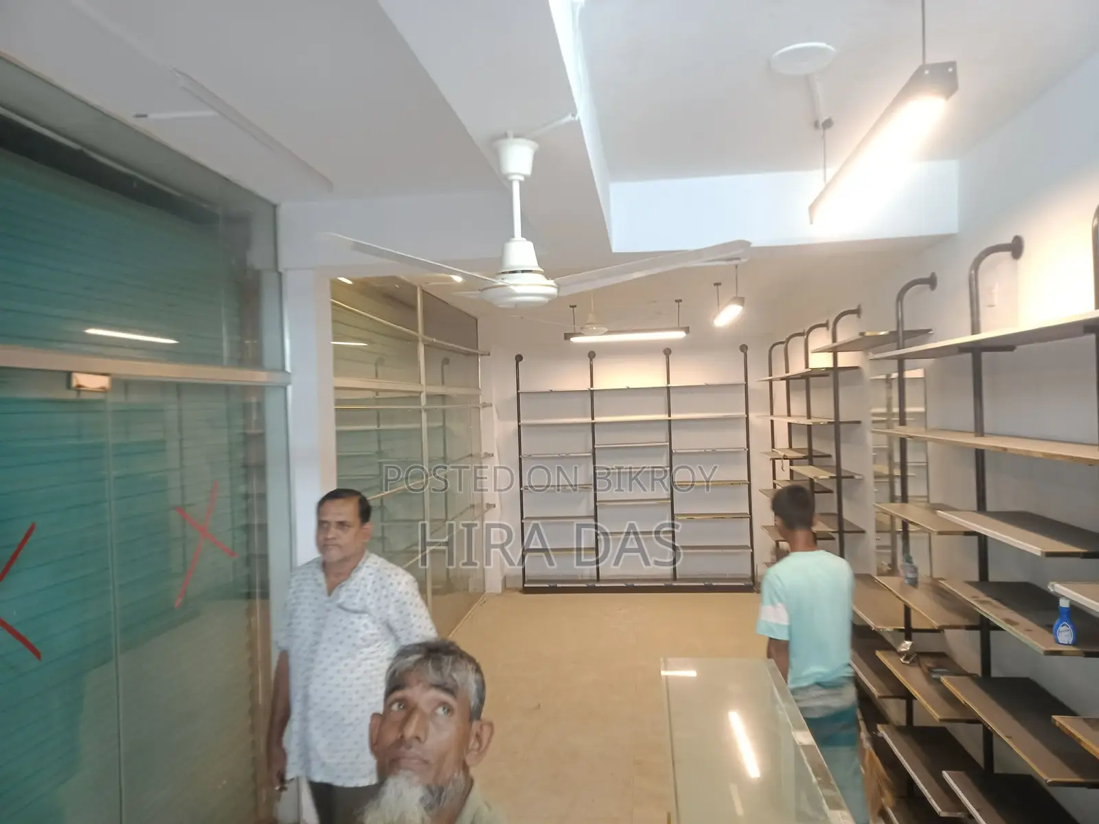 এই দোকানটি ডেকোরেশন সহ বিক্রি করা হবে