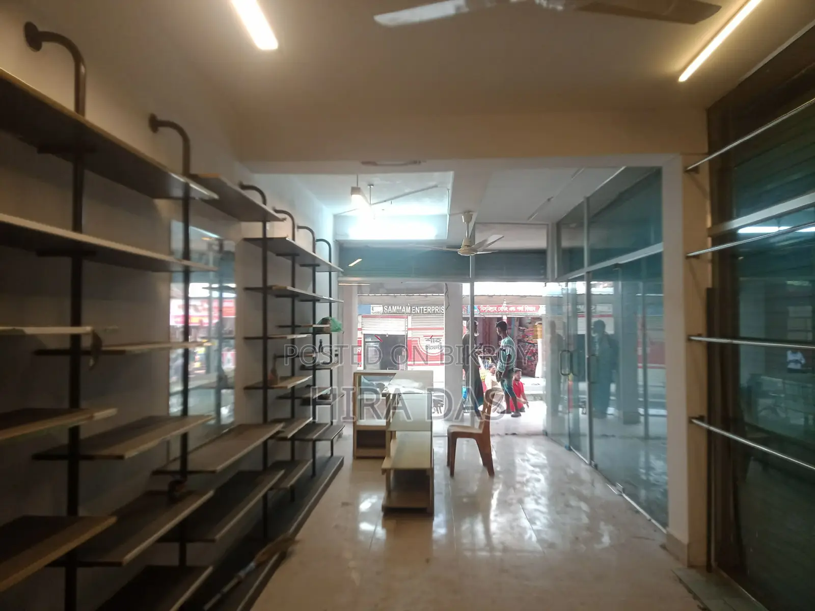 এই দোকানটি ডেকোরেশন সহ বিক্রি করা হবে
