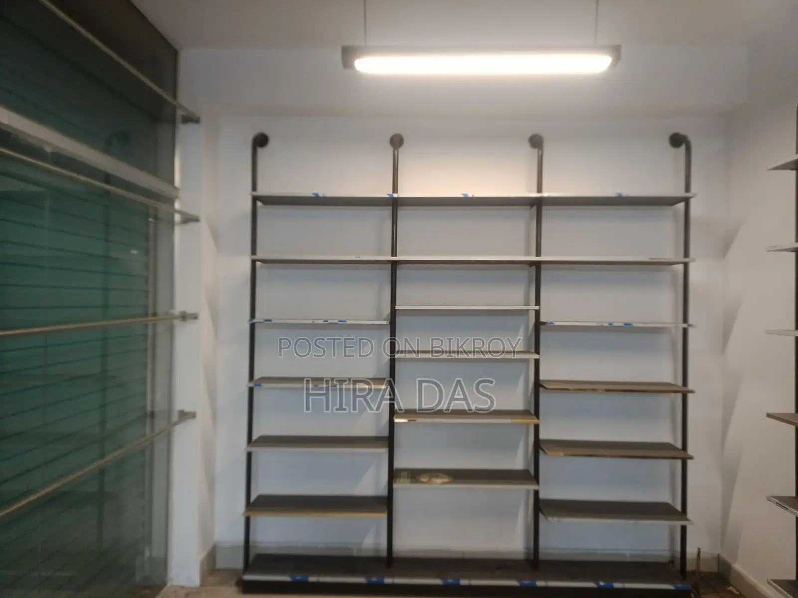 এই দোকানটি ডেকোরেশন সহ বিক্রি করা হবে
