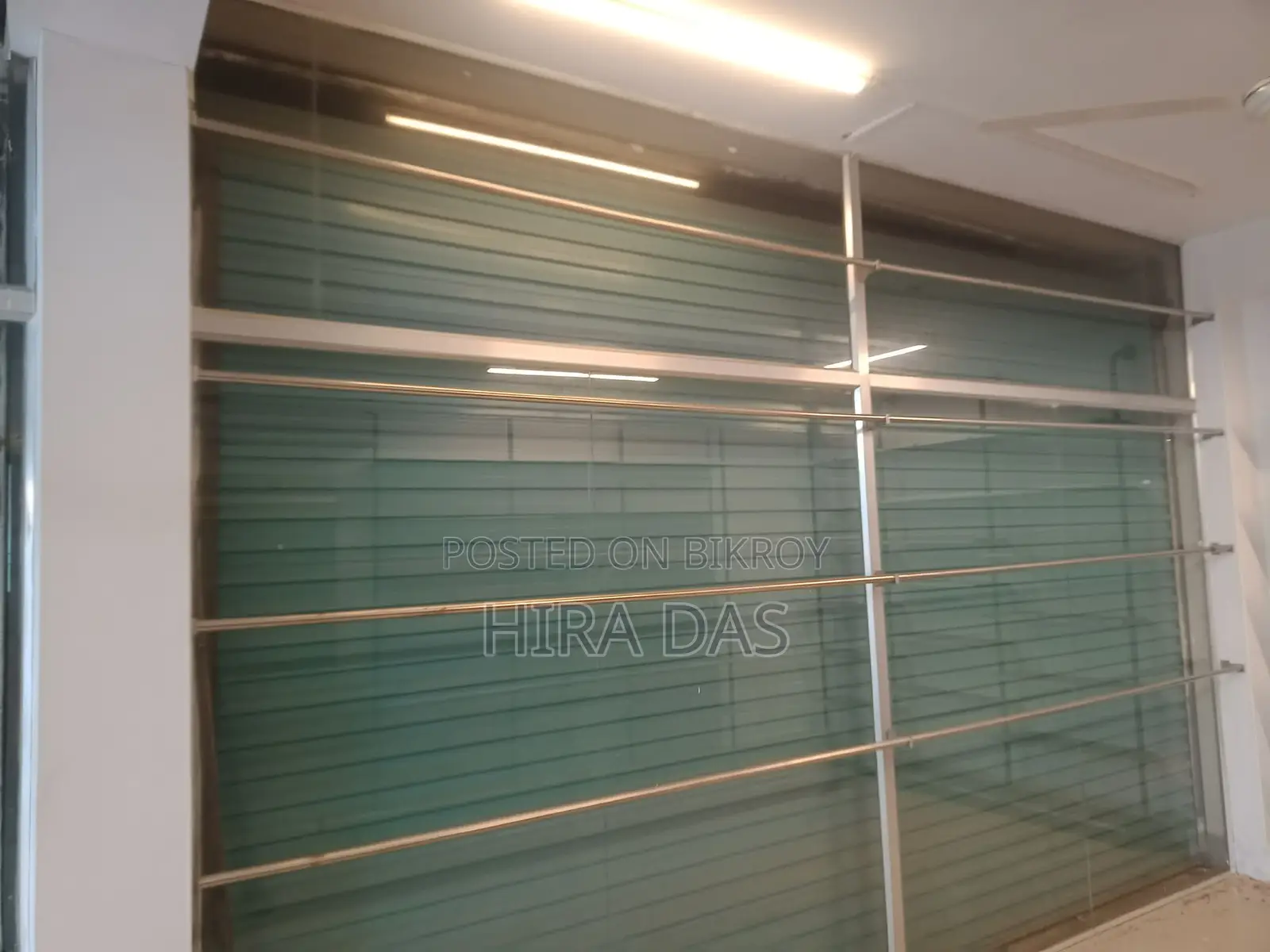 এই দোকানটি ডেকোরেশন সহ বিক্রি করা হবে