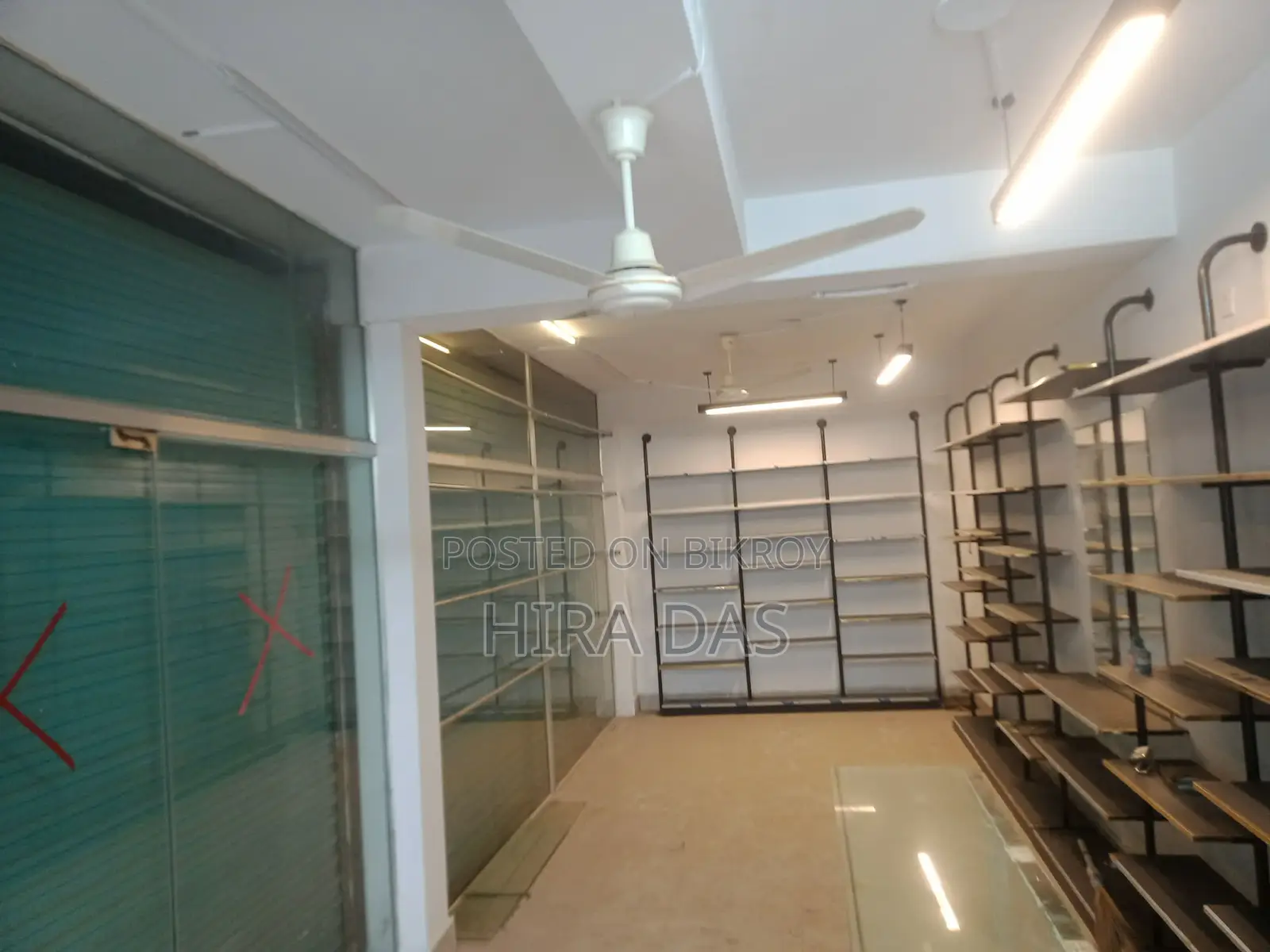 এই দোকানটি ডেকোরেশন সহ বিক্রি করা হবে