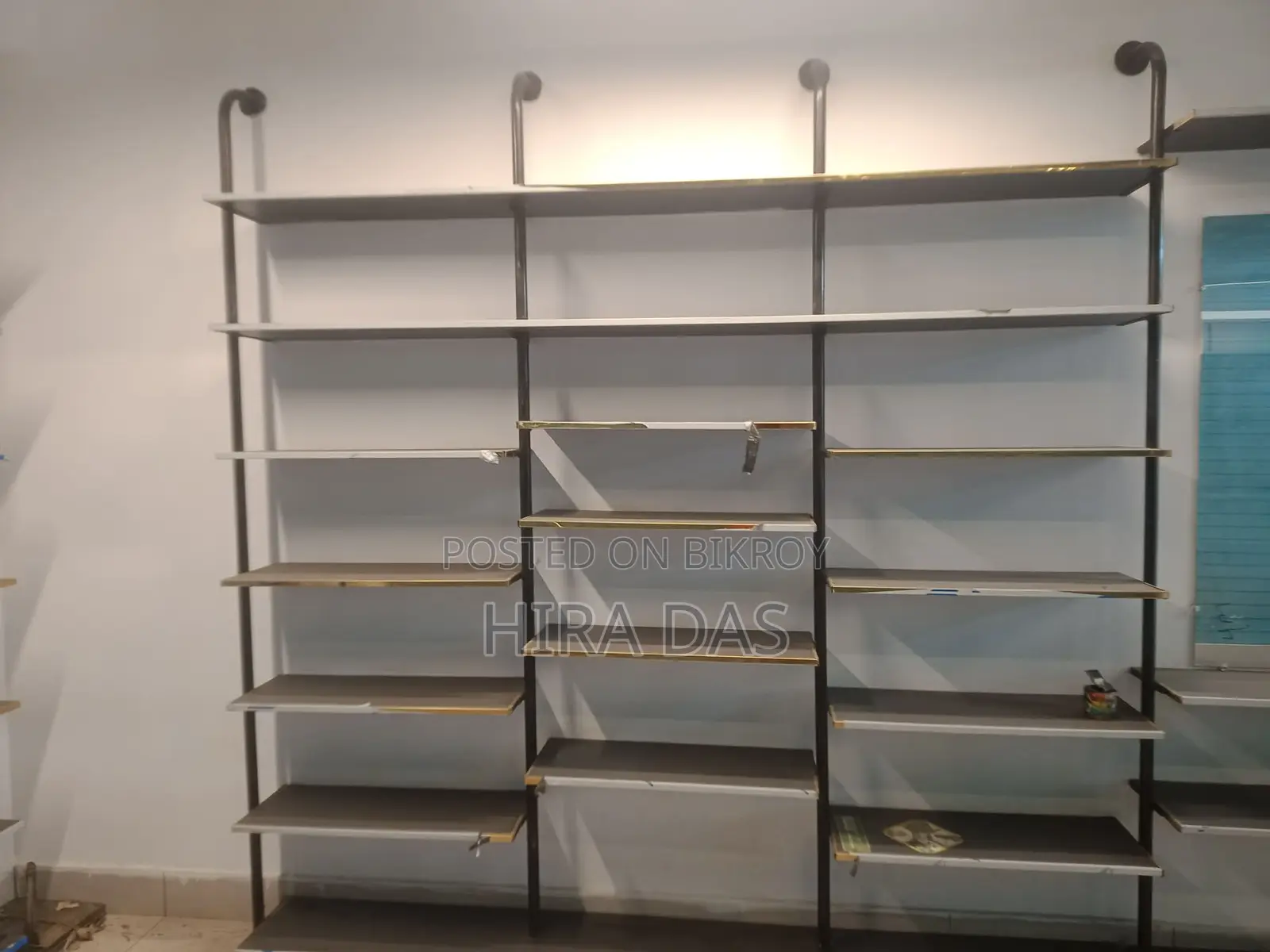 এই দোকানটি ডেকোরেশন সহ বিক্রি করা হবে