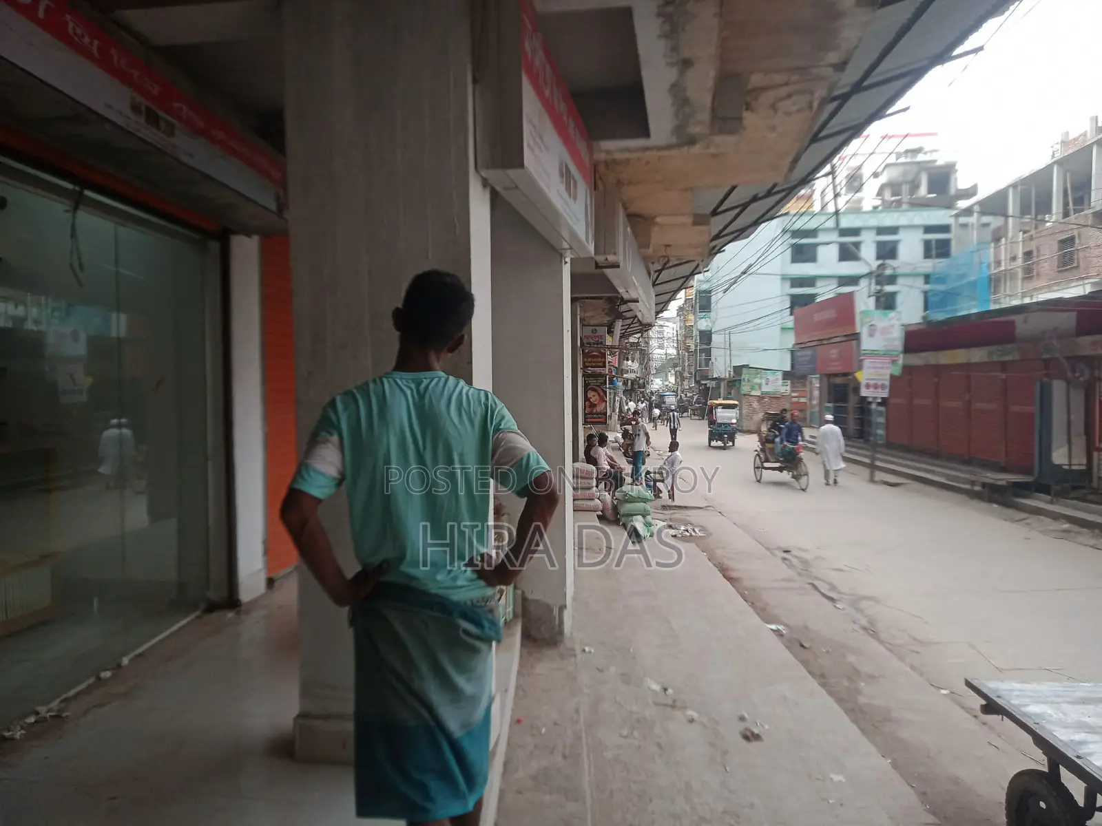 এই দোকানটি ডেকোরেশন সহ বিক্রি করা হবে