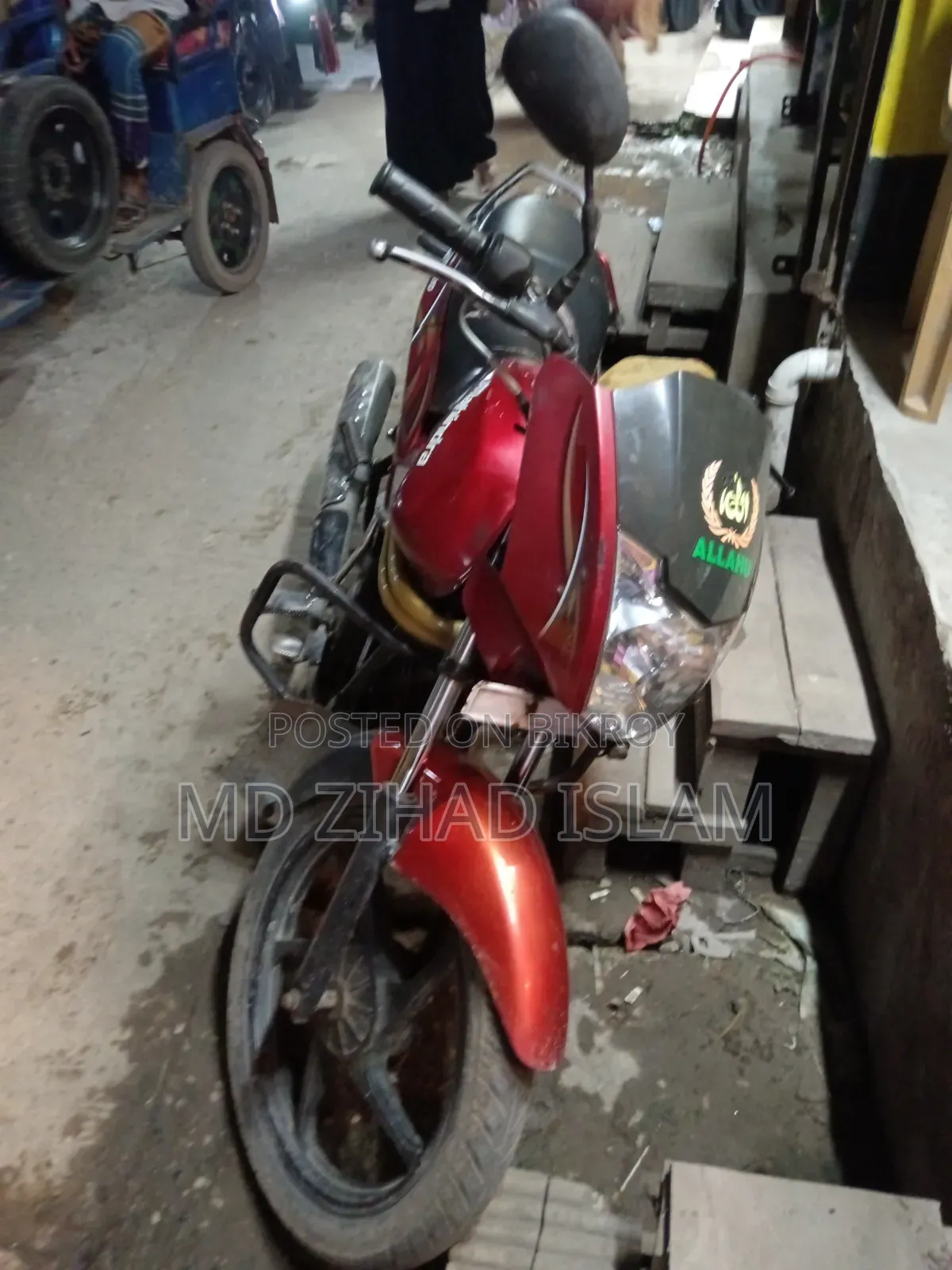 মাহিন্দ্রা সেঞ্চুরো ২০১৫ লাল