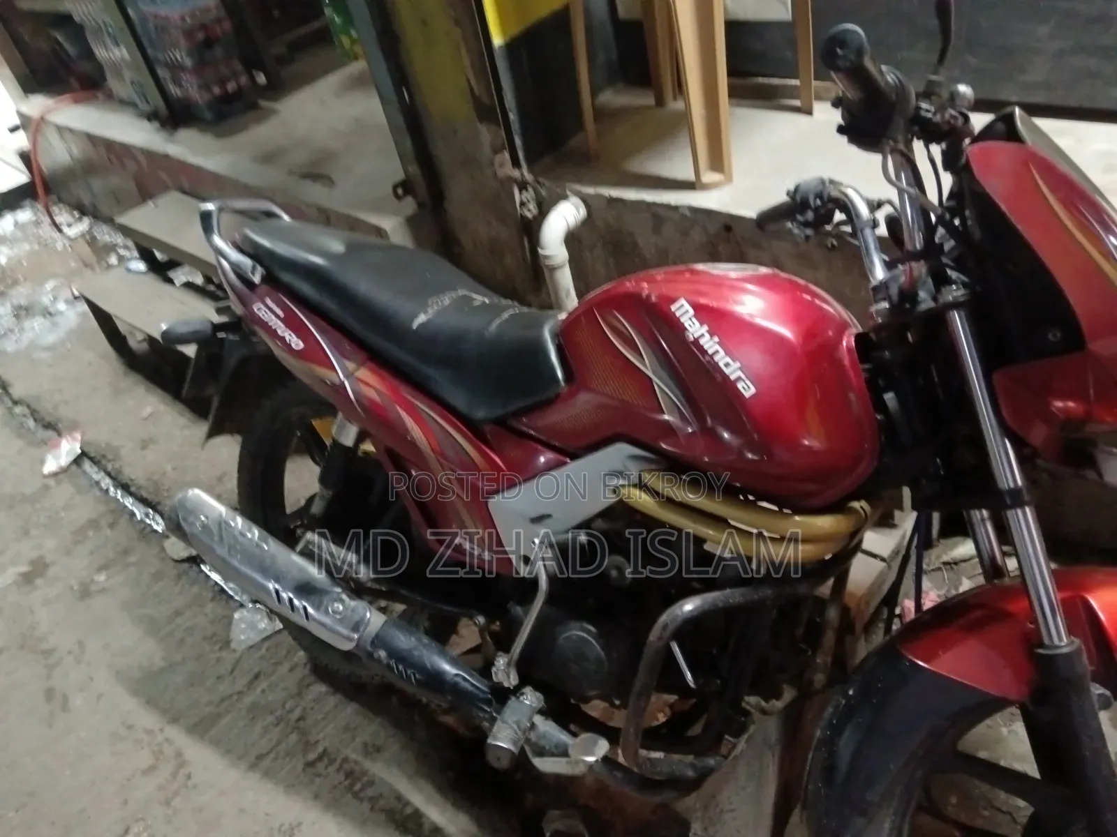 মাহিন্দ্রা সেঞ্চুরো ২০১৫ লাল