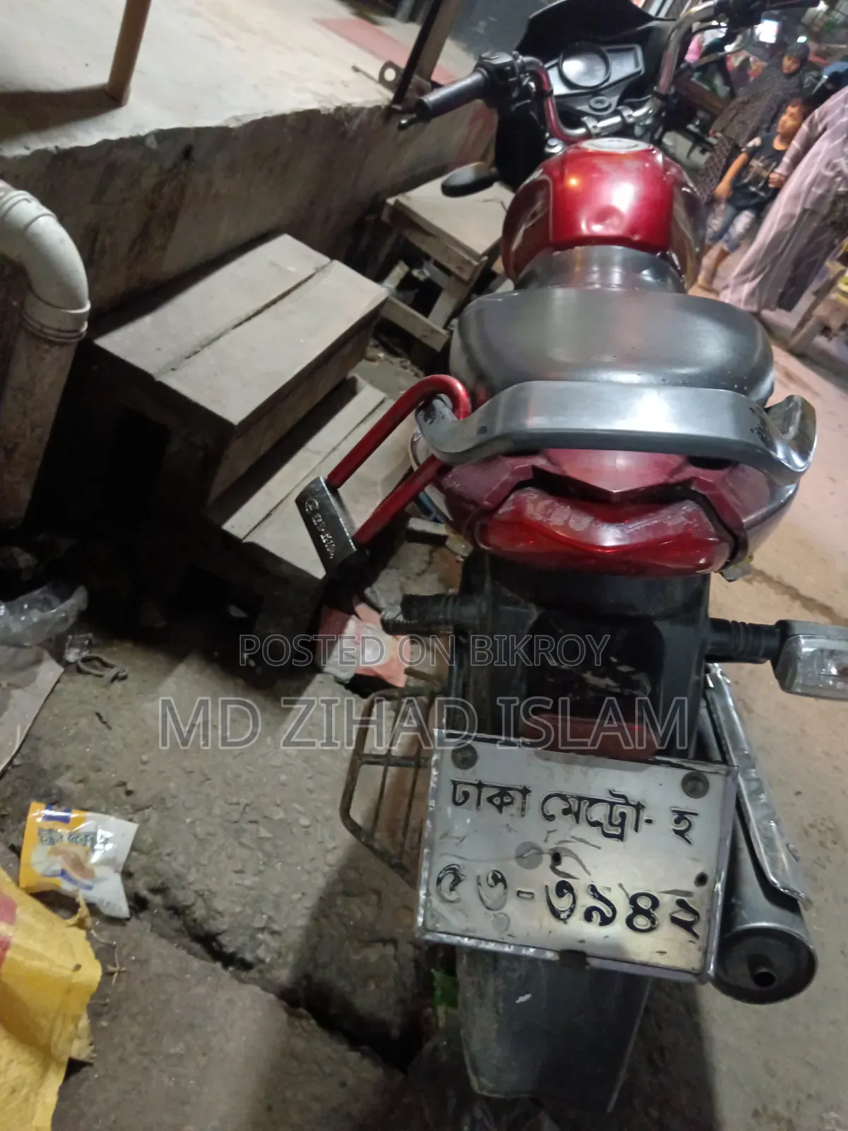 মাহিন্দ্রা সেঞ্চুরো ২০১৫ লাল