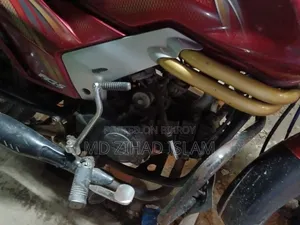 মাহিন্দ্রা সেঞ্চুরো ২০১৫ লাল