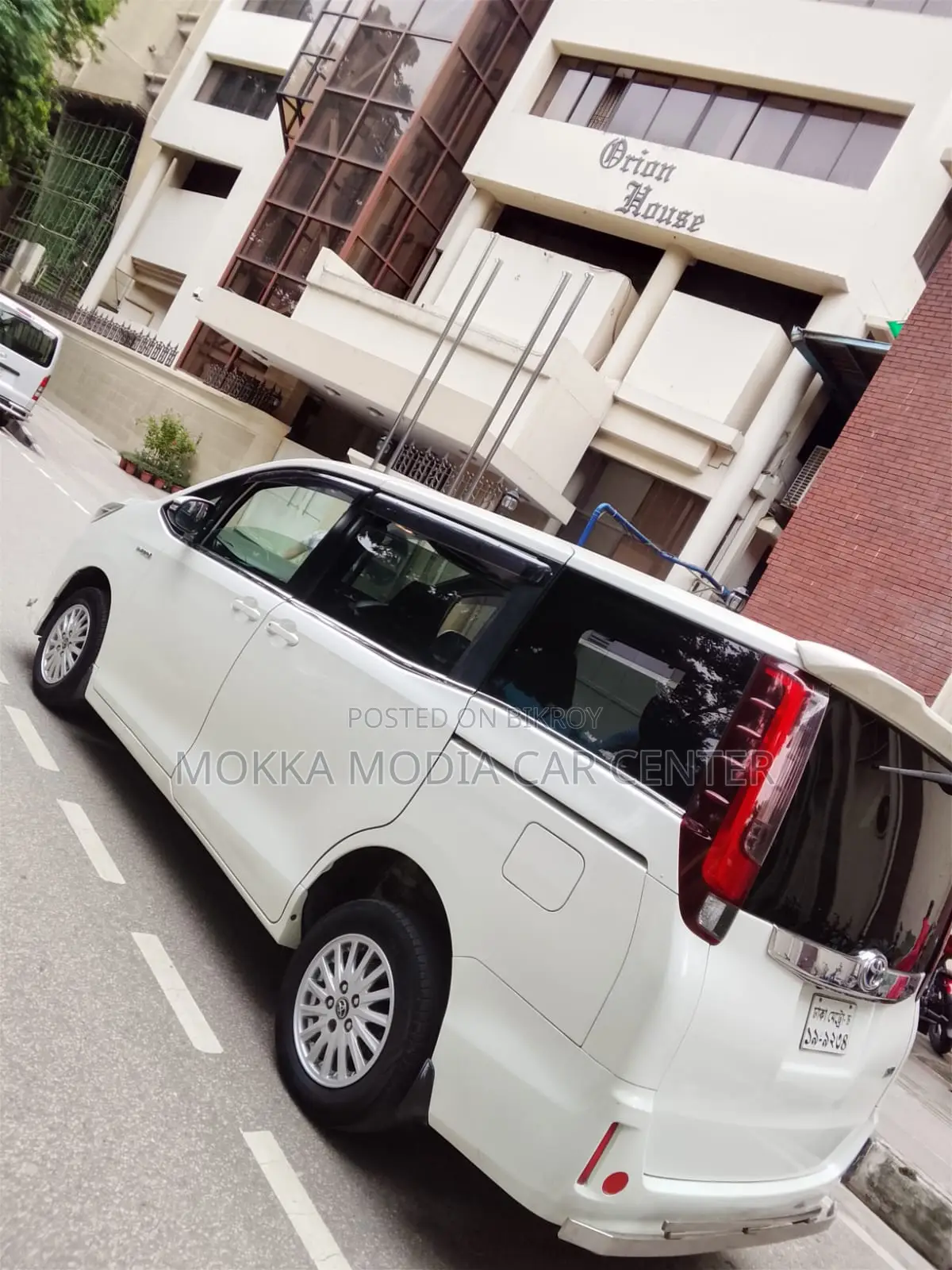 Toyota Noah 2.0 Front Wheel Drive (8 Seater) 2015 Pearl