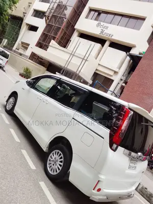 Toyota Noah 2.0 Front Wheel Drive (8 Seater) 2015 Pearl