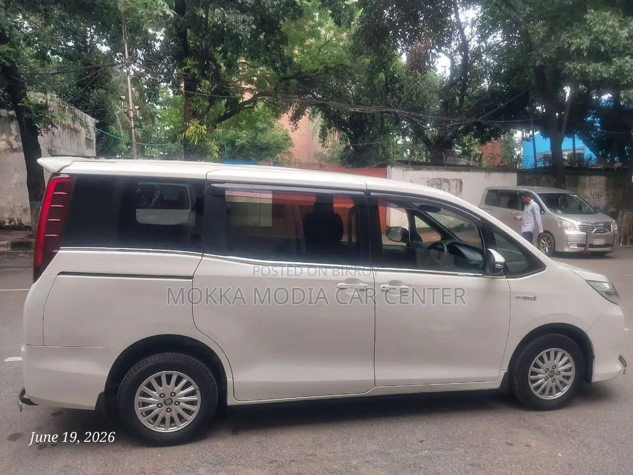 Toyota Noah 2.0 Front Wheel Drive (8 Seater) 2015 Pearl