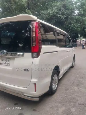 Toyota Noah 2.0 Front Wheel Drive (8 Seater) 2015 Pearl