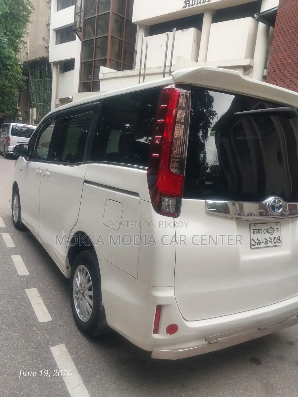 Toyota Noah 2.0 Front Wheel Drive (8 Seater) 2015 Pearl