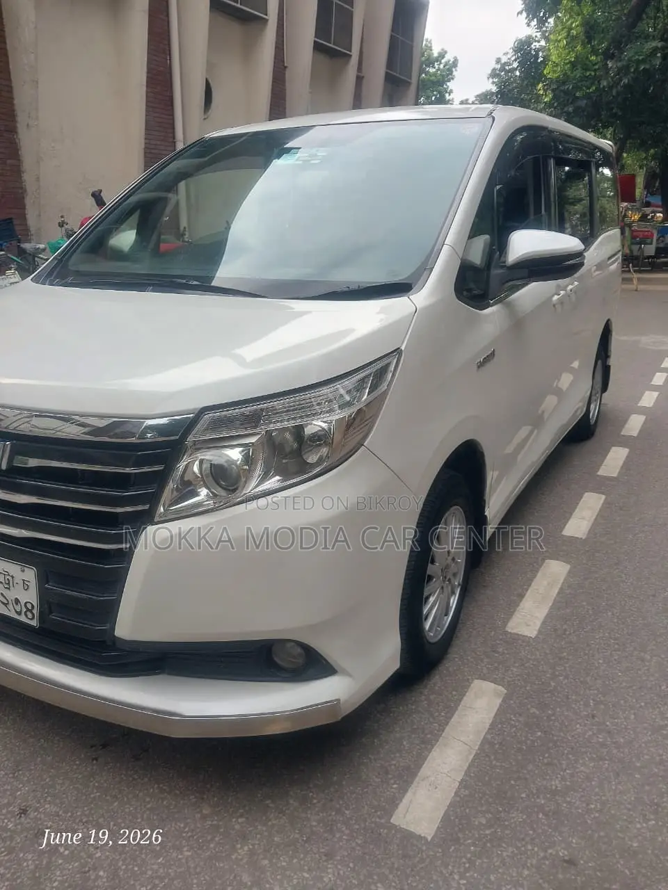 Toyota Noah 2.0 Front Wheel Drive (8 Seater) 2015 Pearl
