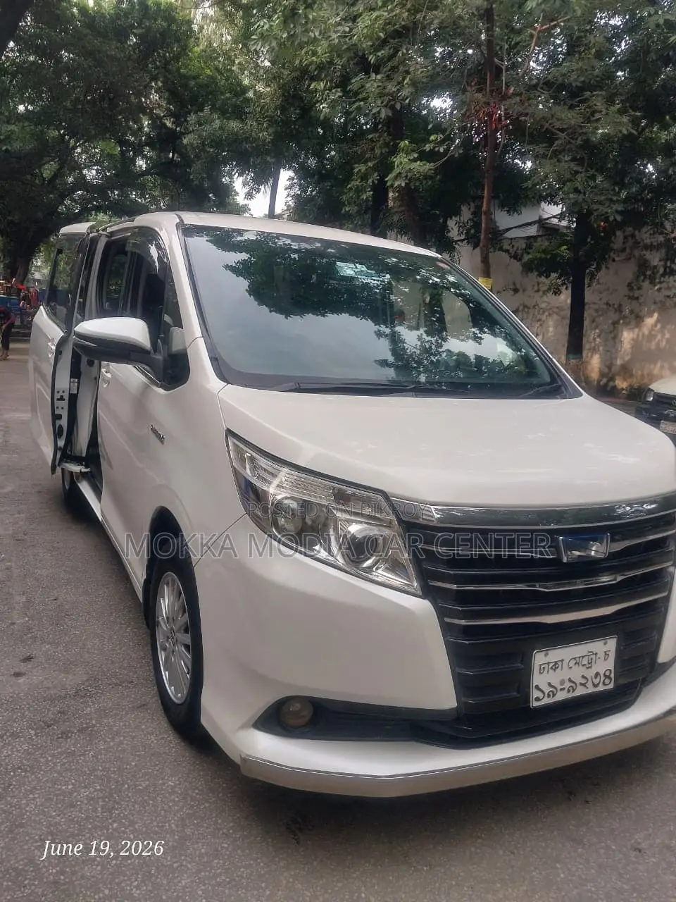 Toyota Noah 2.0 Front Wheel Drive (8 Seater) 2015 Pearl
