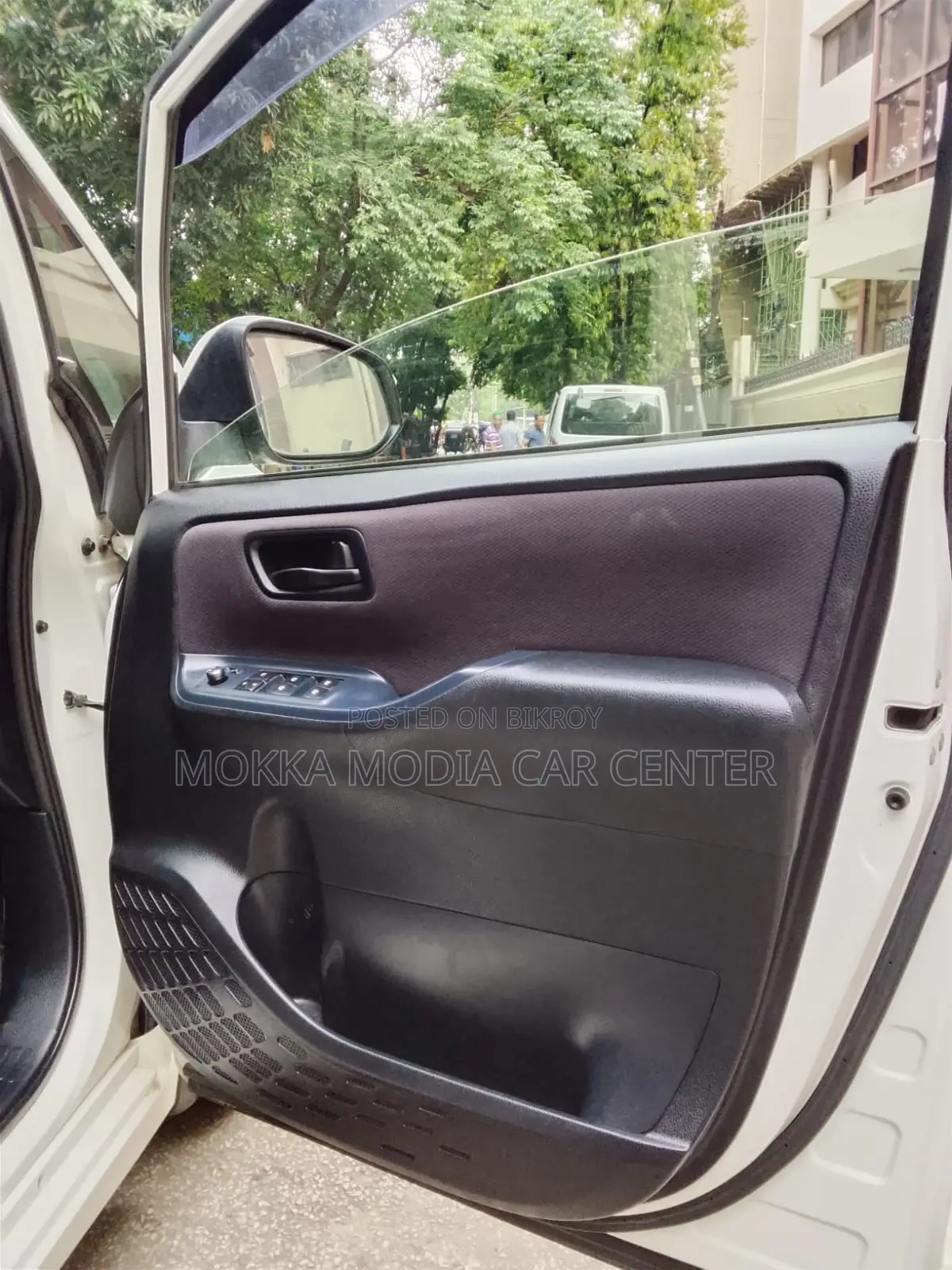 Toyota Noah 2.0 Front Wheel Drive (8 Seater) 2015 Pearl