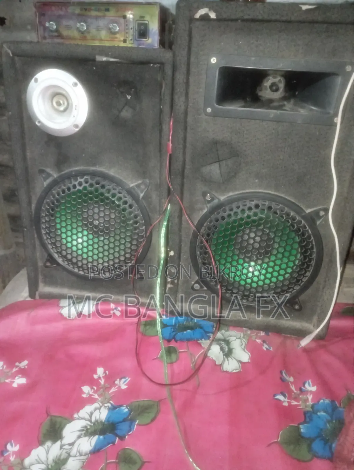 Speaker set with amplifier