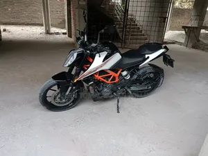 New KTM Duke 125 2023 Purple