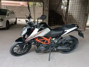 New KTM Duke 125 2023 Purple