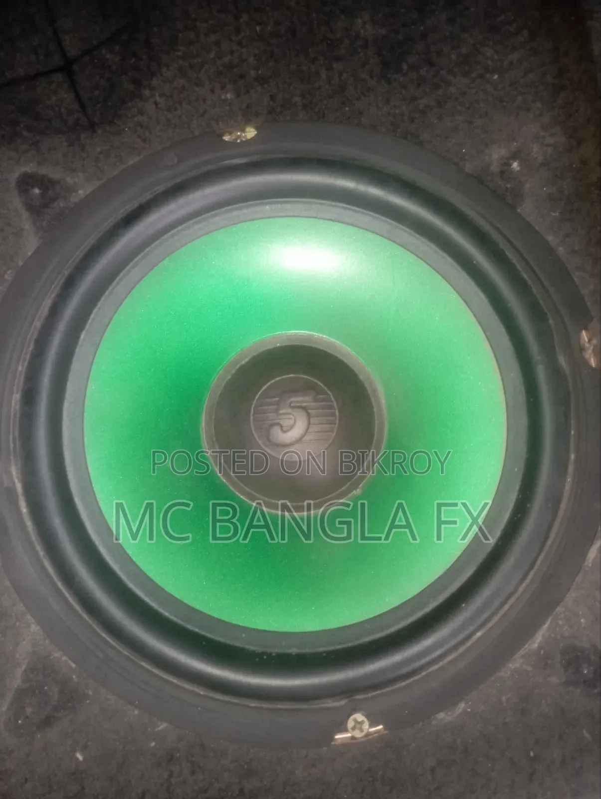 Speaker set with amplifier