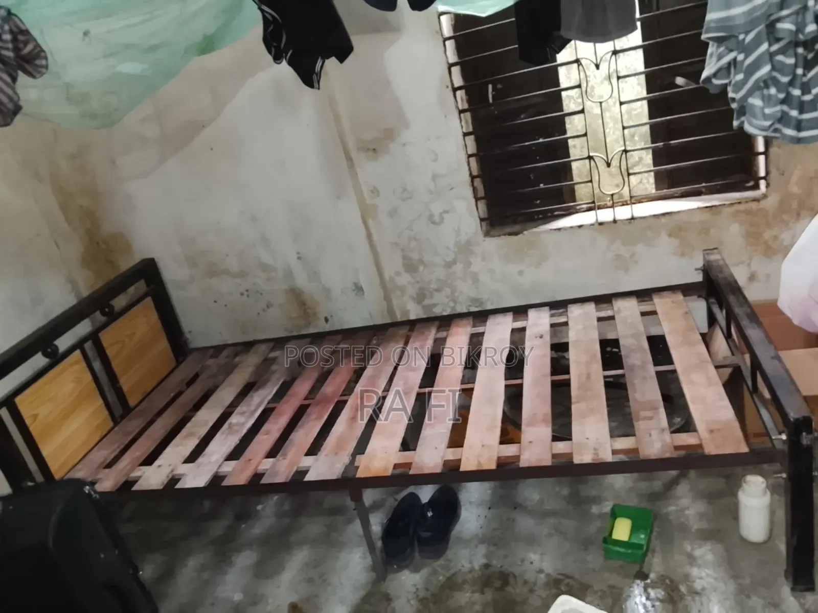 Steel Portable Bed, like new, no issues, easily foldable
