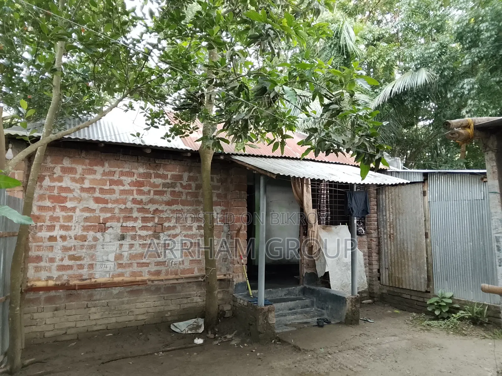 জরুরী ভিত্তিতে বাড়িসহ জমি বিক্রয় করা হইবে