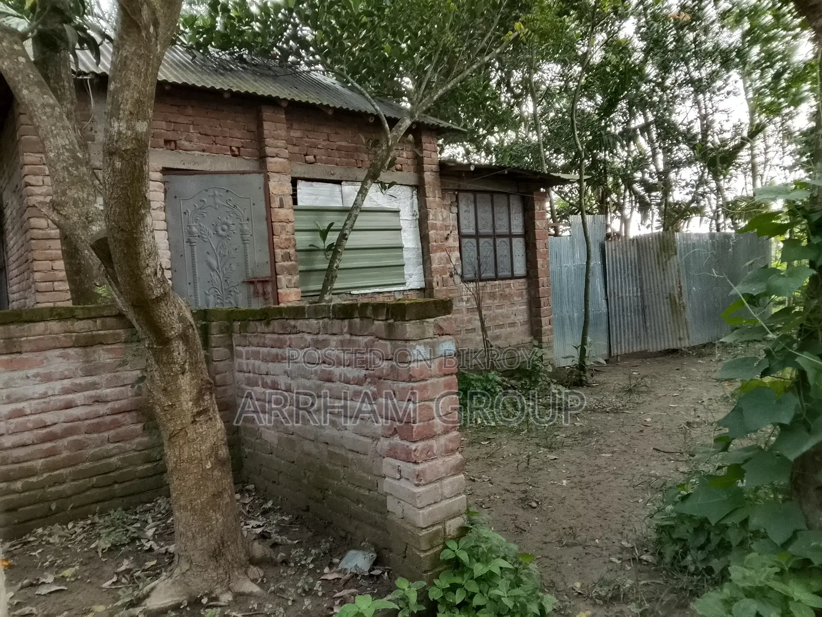 জরুরী ভিত্তিতে বাড়িসহ জমি বিক্রয় করা হইবে
